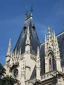 La tour de l'horloge, réalisée en style néogothique (1885).