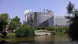 L'IPE 4, vue depuis le quai du bassin de l'Ill.