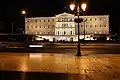 Vue du Parlement de nuit, à partir de la place Syntagma.
