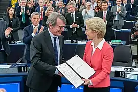David Sassoli félicitant la nouvelle présidente de la Commission européenne, Ursula von der Leyen, en 2019.