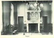 Photographie du parloir du lycée à la fin du XIXe siècle, laissant voir une grande cheminée sculptée.