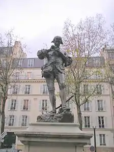 Statue de Parmentier sur le parvis de la mairie de Neuilly-sur-Seine.