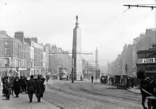 Photographie en noir et blanc de Sackville Street vers 1910 avec la colonne Nelson en arrière-plan.