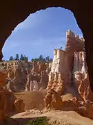 Hoodoos vu depuis une arche.