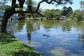 Image du lac au centre du parc.