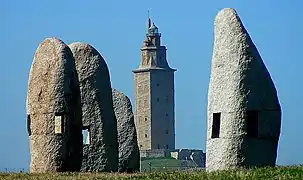 Sculptures en forme de menhirs, près de la Tour d'Hercule.