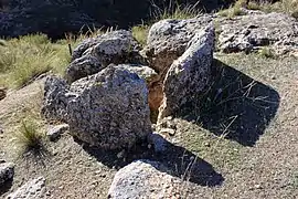 Dolmen 141, où le substrat rocheux délimite deux côtés de la chambre.