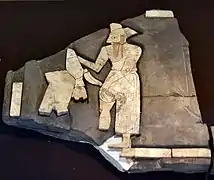 Fragments d'une frise en pierre incrusté de nacre provenant du Palais A de Kish : soldats et prisonnier de guerre. DA II, Musée national d'Irak.
