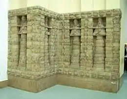 Reliefs en briques cuites du temple construit par le roi kassite Kara-indash à Uruk, au milieu du XVe siècle Pergamon Museum.