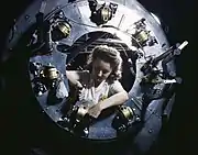 Le Victory Program : ouvrière travaillant sur un moteur de bombardier B-25 Billy Mitchell ; département motorisation, North American Aviation, Inc. (octobre 1942).