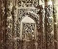 Partie du mur intérieur en gypse surmontant le mihrab.