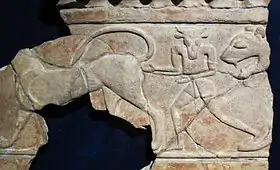 Frise du minotaure découverte dans les niveaux archaïques de la Regia
