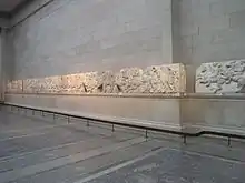 Installation de la frise au British Museum
