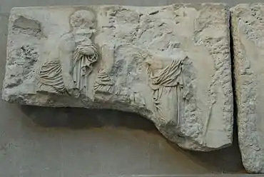 Fragment très abimé de la frise située à l'est représentant quatre hommes