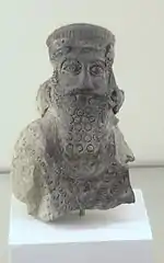 Statue en terre cuite retrouvée à Assur représentant un roi. Période parthe (v. IIe siècle) Pergamon Museum.