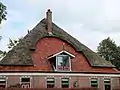 Ferme aux Pays-Bas près de Alkmaar. La combinaison de la chaume et des tuiles est communes dans ce secteur.