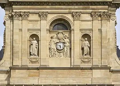 Détail de la façade. À gauche, Saint Thomas d'Aquin, à droite, Pierre Lombard. Au centre, deux muses soutiennent l'horloge, surmontée des armoiries du cardinal de Richelieu.