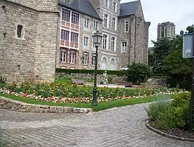 Façade arrière avec le jardin de Ronsard.