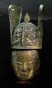 Parure funéraire féminine. Bronze et argent dorés H 23 cm L 21,1 cm, (Masque) H 30,3 cm L 24,4 cm (Coiffe à ailettes). Chine septentrionale (Mongolie intérieure?), 1er quart du XIIe siècle.Dynastie Liao (907-1125). Musée Cernuschi.