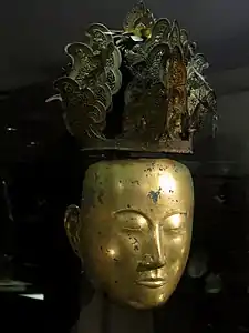 Parure funéraire masculine. Bronze et argent doré, H 24,1 cm : masque, H 23,7 cm : coiffe. Chine du Nord, Mongolie intérieure ? Début XIIe s. Liao. Musée Cernuschi