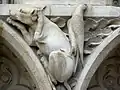 Détails du portail de la Vierge : sculptures animalières sous les pieds des grandes statues du piédroit de gauche.