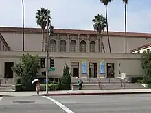 Photographie couleur de la façade de la bibliothèque de Pasadena