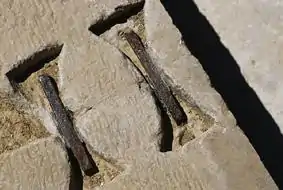 Agrafes scellées à l'endroit d'un crampon en queue d’aronde (Pasargadae).