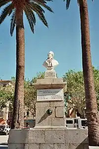 Monument à l'honneur de Pascal Paoli à L'Île-Rousse.