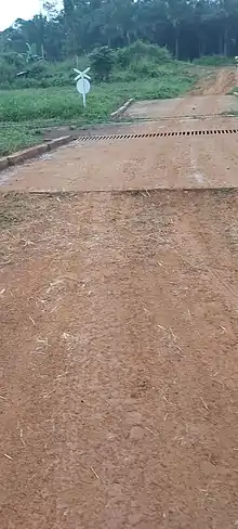 Passage à niveau sur la ligne de chemin fer près de Ndjock Yambi vers Mbondo à Hikoadjom