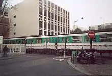 Une curiosité du métro parisien : le passage à niveau de la rue de Lagny, dans le 20e, pour l'accès aux ateliers d'entretien, en avril 2003.