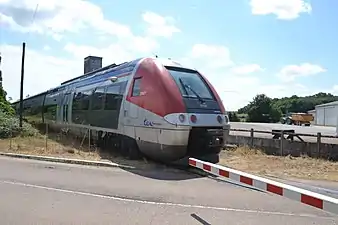 Un B 81500 au passage à niveau de Flez-Cuzy - Tannay.