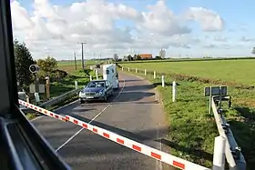 Passage à niveau à quatre demi-barrières vu d'un train (Estouteville-Écalles, ligne Rouen – Amiens).