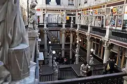 L'escalier central, orné de statues juché sur des colonnes et des piédestals.