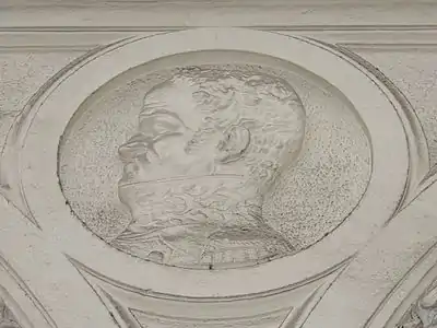 Bas-relief, la tête d'un homme de profil.