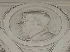 Bas-relief, la tête d'un homme de profil.