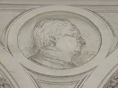 Visage de Clisson, de profil, sculpté en bas-relief en stuc blanc