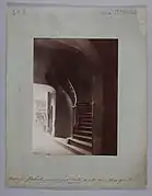 Photographie d'un escalier du passage Jabach, vers 1904, musée Carnavalet. Au fond, la cour d'entrée de l'hôtel.