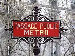 Les entrées de la station possèdent des mâts particuliers.