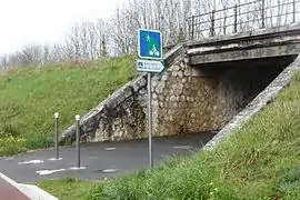 Passage de la voie verte sous une voie ferrée.