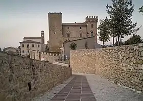 L'église San-Salvatore et le château.