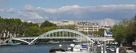 La passerelle, de jour, avec le Sacré-Cœur au fond.