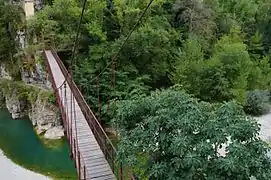 La passerelle enjambant l'Estéron.