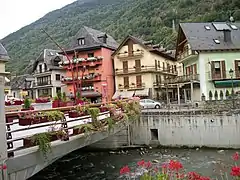 Nouvelle passerelle très joliment fleurie à côte du pont de Les