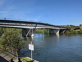 La passerelle, accolée aux piles du Pont Neuf de Mantes (octobre 2021).