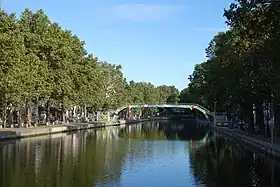 Vue du canal au niveau de la passerelle Emmanuelle-Riva.