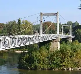 La passerelle Saint-Symphorien, côté rive gauche (sud), rejoint l'île Aucard