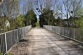 Passerelle de l'île de la Borde au Mesnil-le-Roi menant au terrain privé.