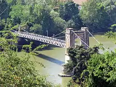 La passerelle de Trévoux sur la Saône, construite en 1851 sur les plans de l’ingénieur Paul-Léon Lehaître.