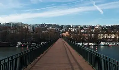 Vue de Saint Cloud depuis le bout de la passerelle, côté Bois de Boulogne