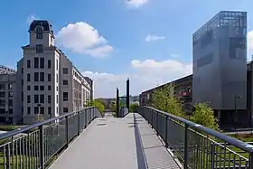 Vue sur la Bibliothèque universitaire des Grands Moulins et l'Université Paris-Cité depuis les Jardins Abbé-Pierre - Grands-Moulins.